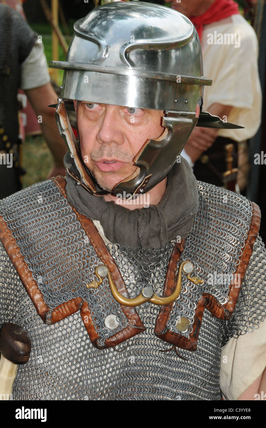 Mann als ein römischer Soldat verkleidet, während Roman Era Reenactment in Riverdale Park, Maryland Stockfoto