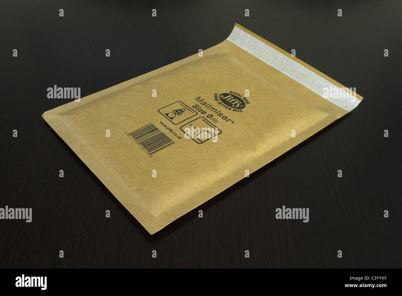 Jiffy Padded Envelope auf dunklem Hintergrund Stockfoto