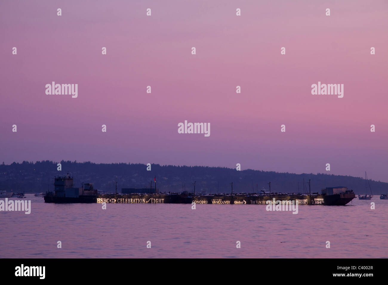 Lastkahn beleuchtet oben, bereit für den Beginn der Feier des Lichts in der English Bay, Vancouver. Stockfoto