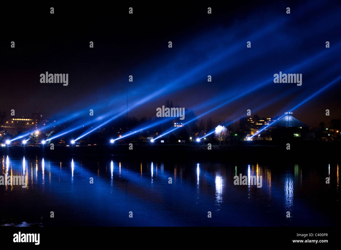 Strahler angeordnet über False Creek und English Bay während der Olympischen Winterspiele 2010, Vancouver, Kanada. Stockfoto