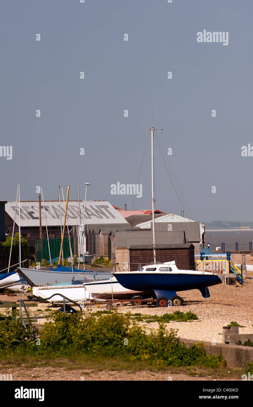 WHITSTABLE, KENT, Großbritannien - 30. APRIL 2011: Boote zogen am Strand an Stockfoto