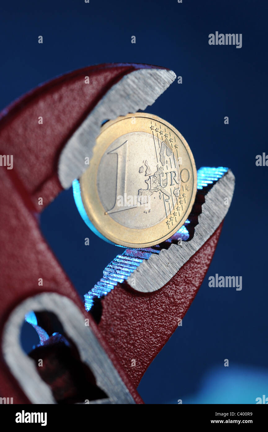 1-Euro-Münze in einen verstellbaren Schraubenschlüssel Stockfoto