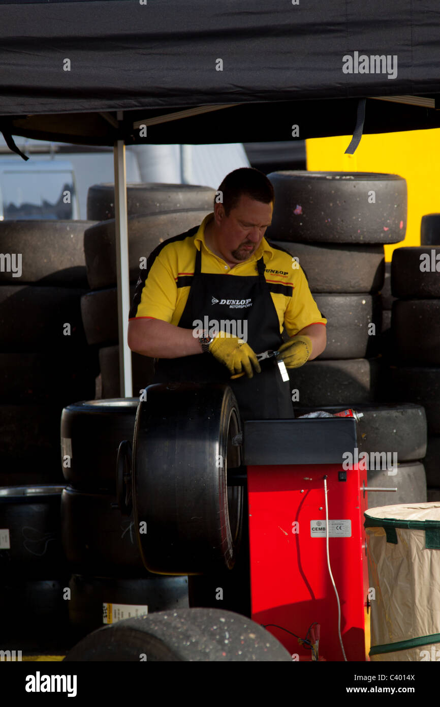 Unbekannter Mann Vorbereitung Rennreifen Stockfoto