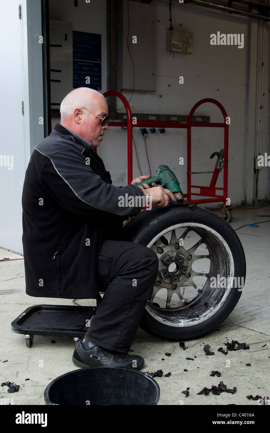 Unbekannter Mann Vorbereitung Rennreifen Stockfoto