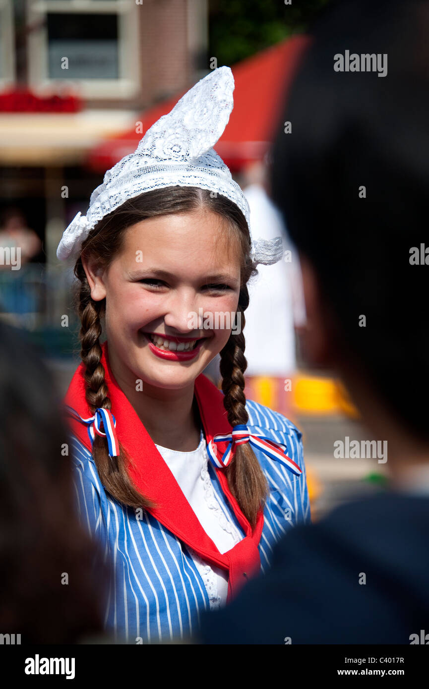 Mädchen In Der Traditionellen Holländischen Kleidung Auf Alkmaar