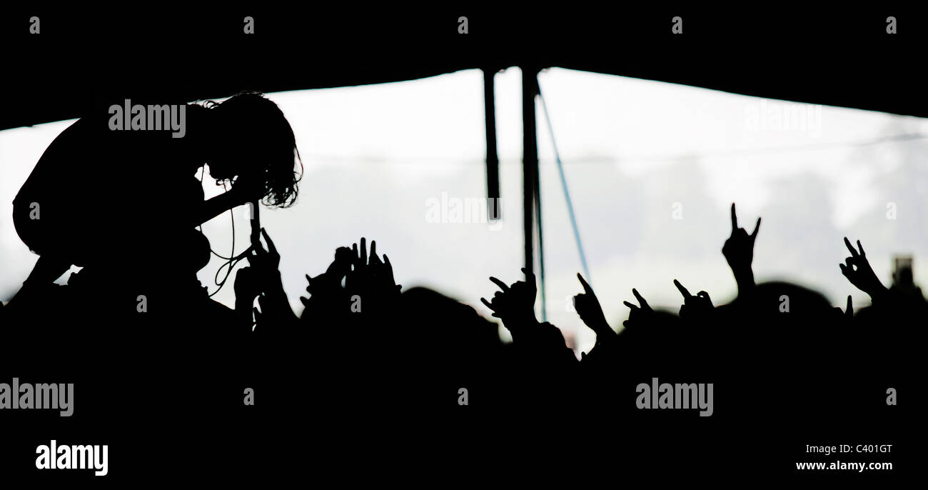 Silhouette einer Sängerin und Fans aus Download Festival. Stockfoto