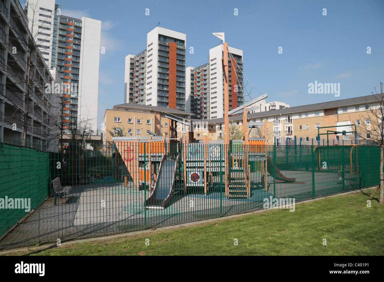 Neue Wohnungen (Mehrfamilienhäuser) und Park (Virginia Quay Park) in der Nähe von East India DLR Station, East London, UK. Stockfoto