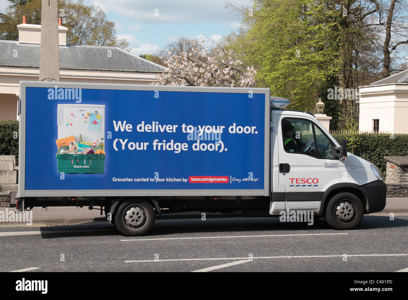 Ein Tesco home Lieferwagen in Camberley, Surrey, UK. Stockfoto