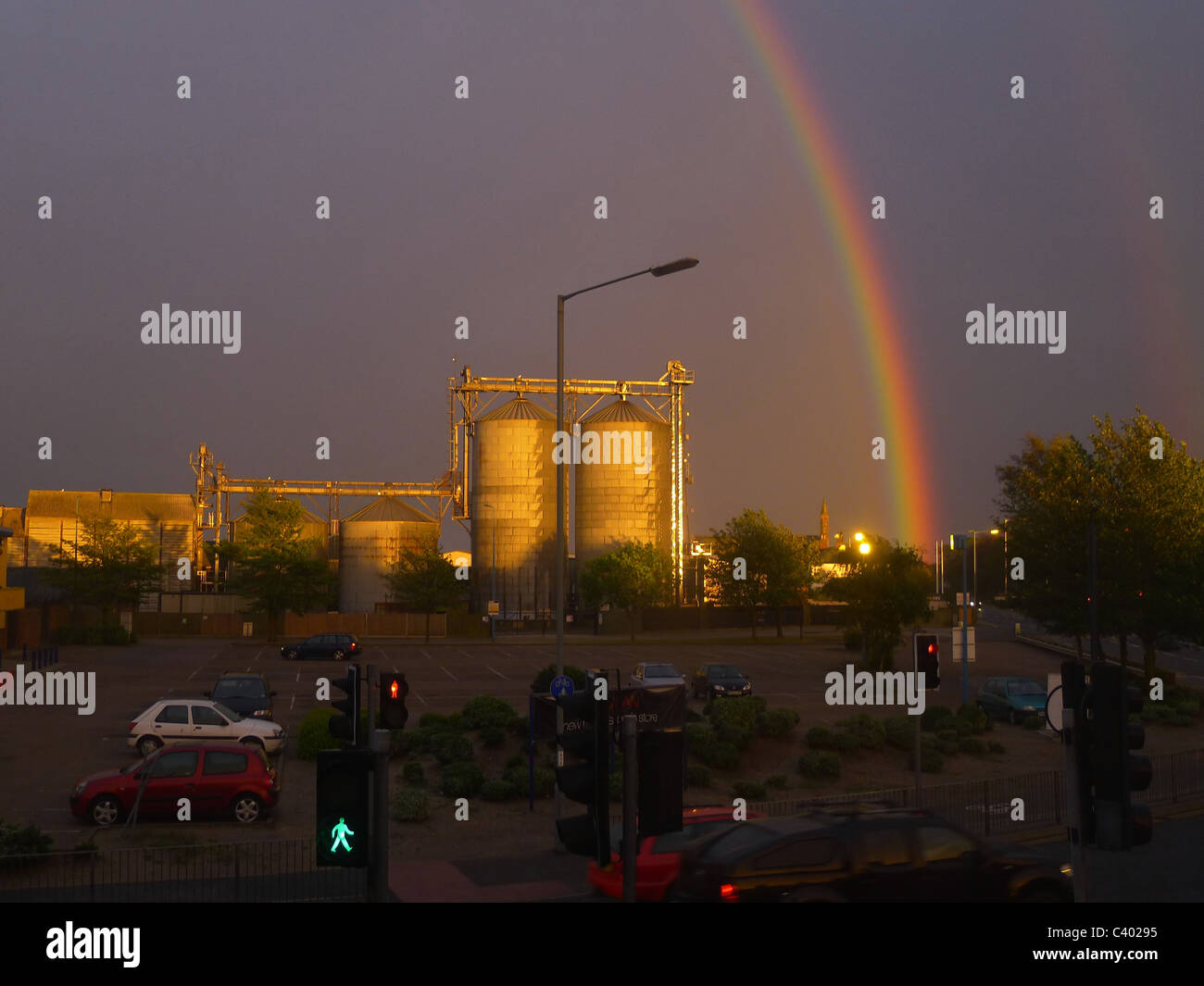 Sturm, Unwetter, dramatische Wetter, Regenbogen, Industrie, Mühle Stockfoto