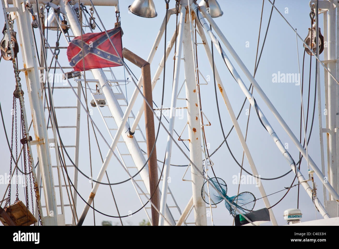 Konföderierten Flagge in Riggins Krabbe Boot im dock in Hampton, Virginia Stockfoto