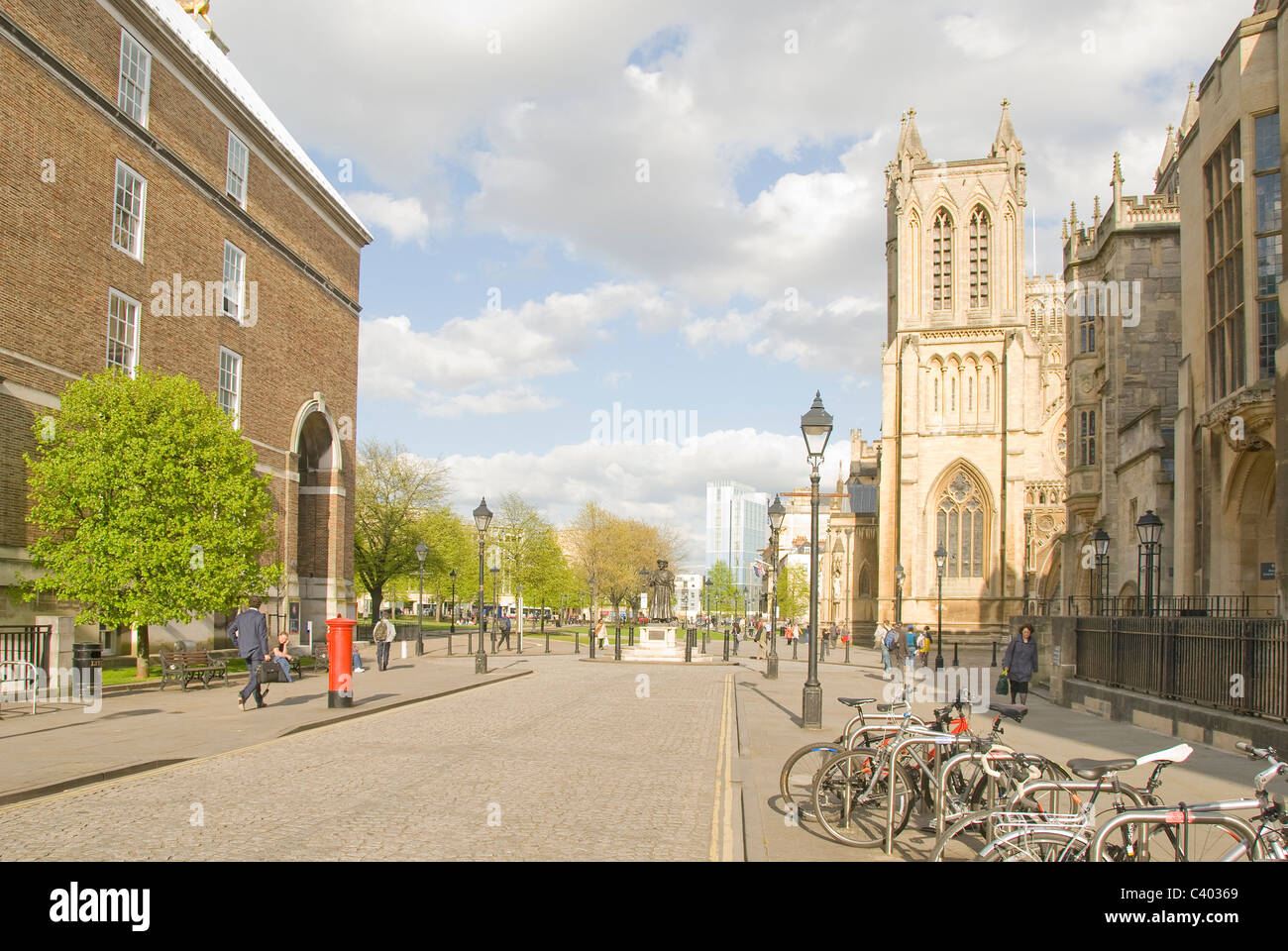 Zyklen auf dem Fahrrad stehen, Bristol Cathedral neben College Green, Bristol, England, Vereinigtes Königreich, Europa Stockfoto