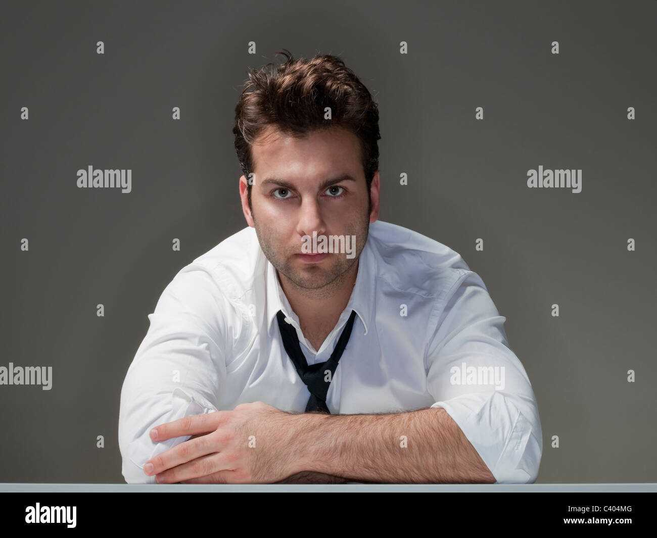 Geschäftsmann in weißen Hemd Blick in die Kamera - isoliert auf grau Stockfoto