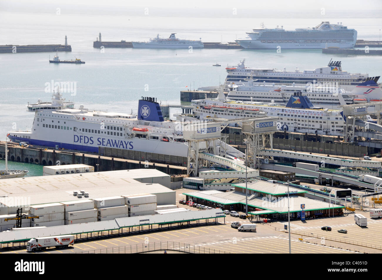 Fähren und Kreuzfahrtschiff im Hafen von Dover Stockfoto