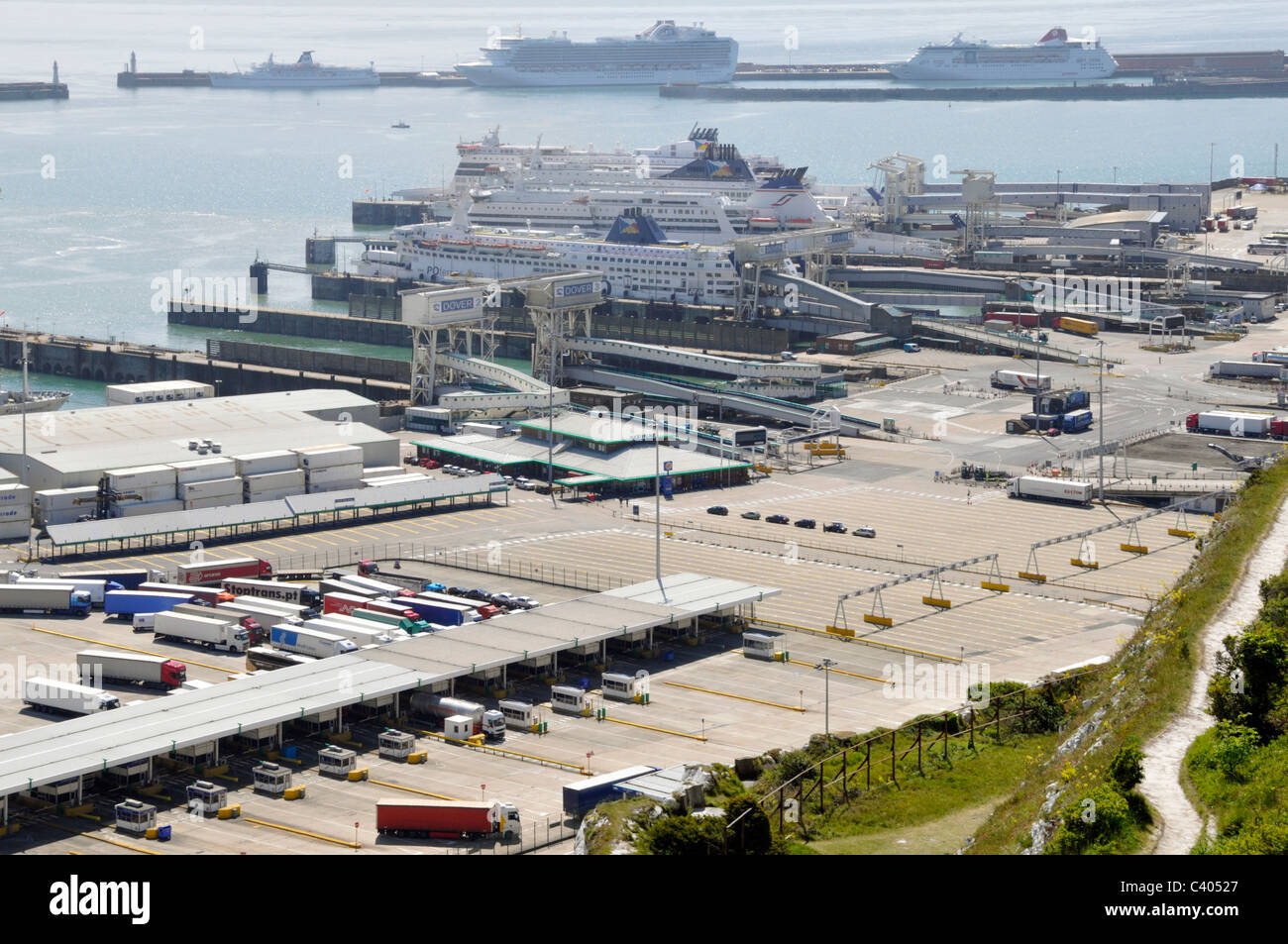 Dover Ferry terminal Fahrzeugcheck-in Bereich und Fähren über Stockfoto