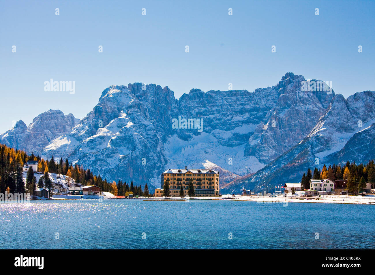 Italien, Europa, Dolomiten, Alpen, Hotel, Herbst, Berge, Schnee Stockfoto