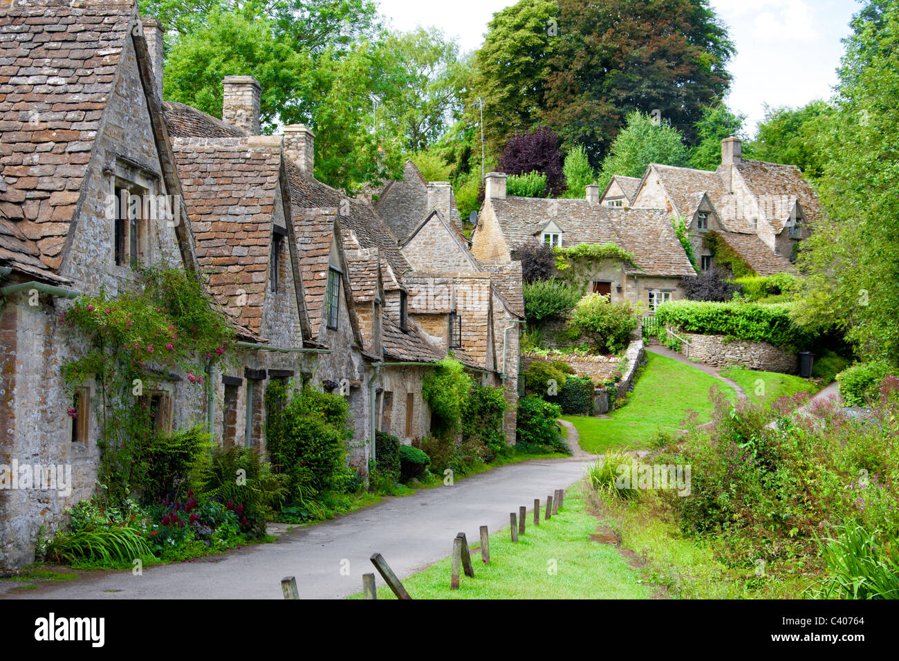 Großbritannien, Europa, England, Cotswolds, Arlington Raw, Häuser, Wohnungen, Weg, Bäume Stockfoto