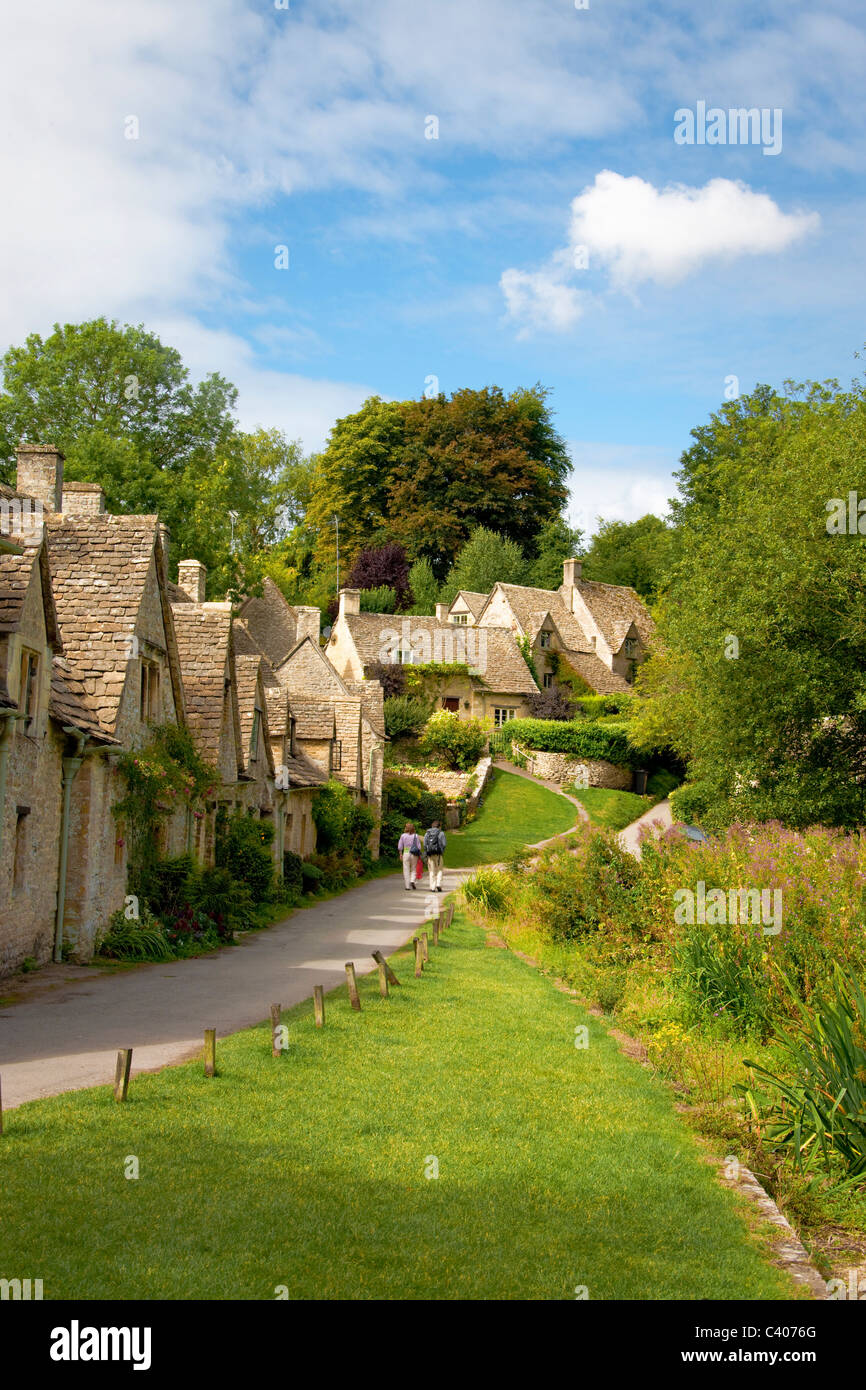 Großbritannien, Europa, England, Cotswolds, Arlington Raw, Häuser, Wohnungen, Weg, Bäume Stockfoto