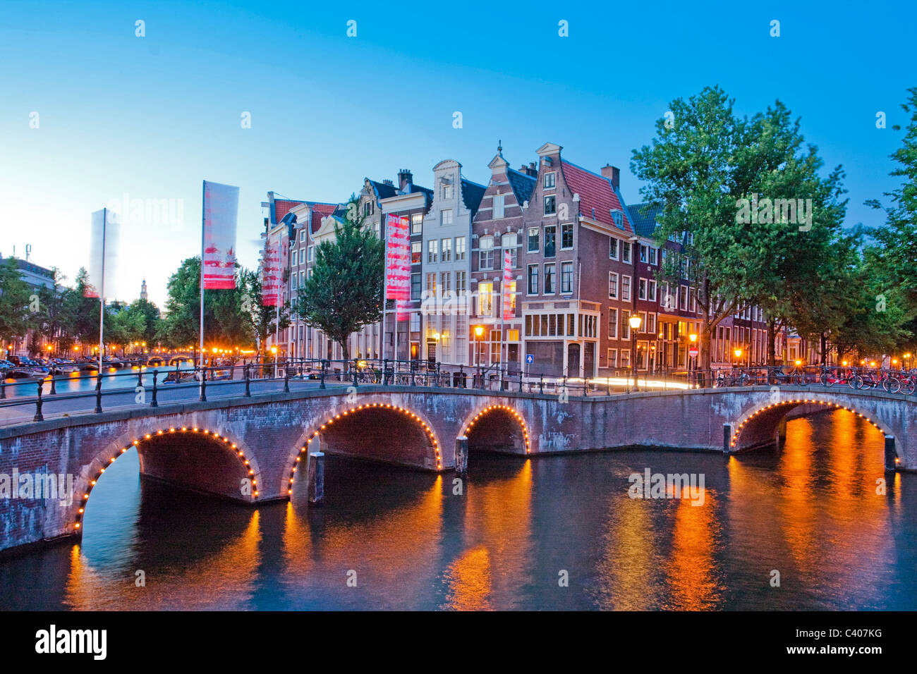 Holland, Niederlande, Europa, Amsterdam, steile, Kanal, Kanal, Brücke, abends Stockfoto