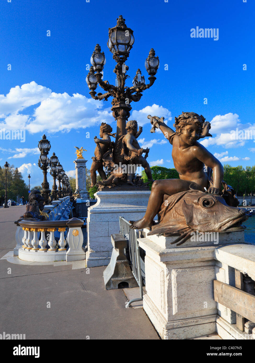 Dekorationen Alexander III Brücke, Seineufer in Paris. Frankreich. Stockfoto