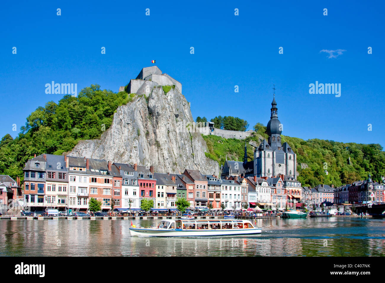 Belgien, Europa, Dinant, Festung, Burg, Klippe, Häuser, Wohnungen, Fluss, Fluss, Boot, Kirche Stockfoto
