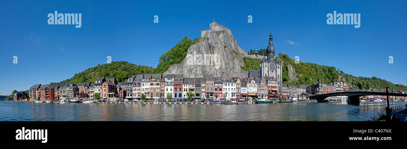 Belgien, Europa, Dinant, Festung, Burg, Klippe, Häuser, Wohnungen, Fluss, Fluss, Boot, Kirche, panorama Stockfoto