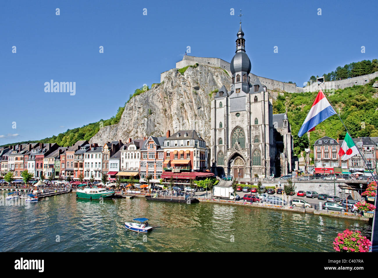 Belgien, Europa, Dinant, Festung, Burg, Klippe, Häuser, Wohnungen, Fluss, Fluss, Boot, Kirche Stockfoto