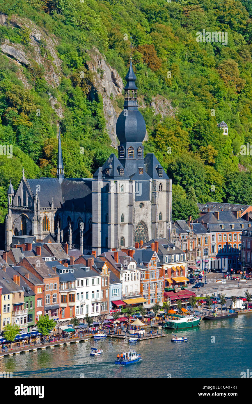 Belgien, Europa, Dinant, Klippe, Häuser, Wohnungen, Fluss, Fluss, Boot, Kirche Stockfoto