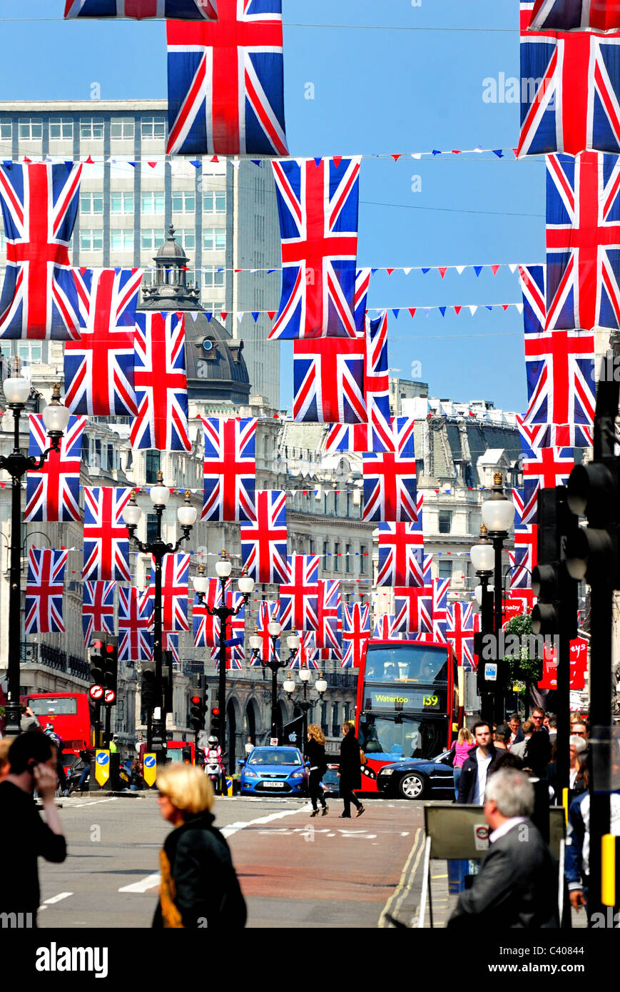 Regent street in London für die königliche Hochzeit mit Union Jack-Flaggen geschmückt Stockfoto