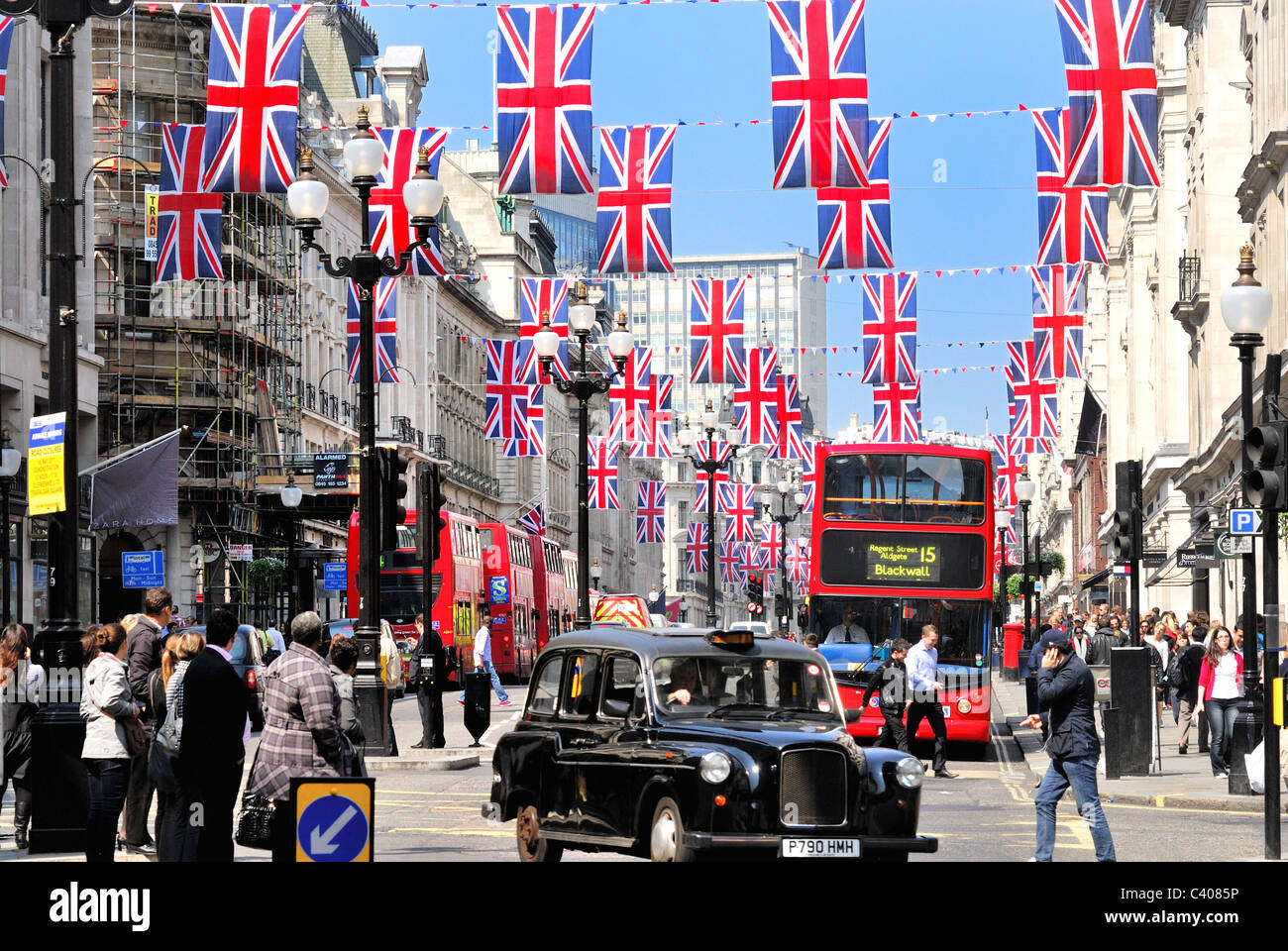 Regent Street London dekoriert mit Union Jacks für die königliche Hochzeit Stockfoto