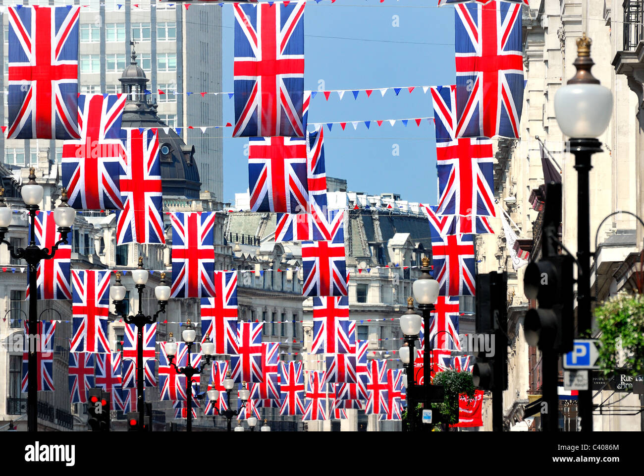 Regent Street London dekoriert mit Union Jacks für die königliche Hochzeit Stockfoto