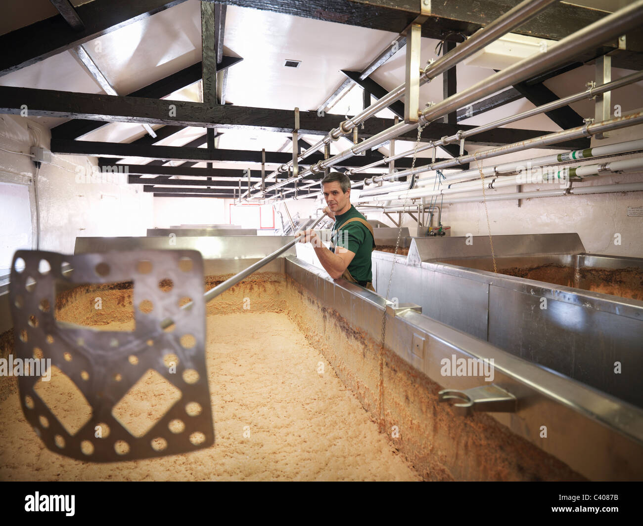 Arbeiter in Brauerei Gärung Zimmer Stockfoto