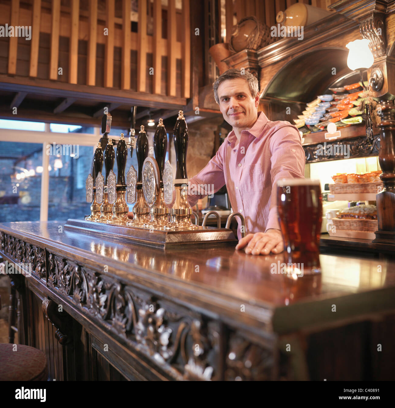 Vermieter in englischen pub Stockfoto