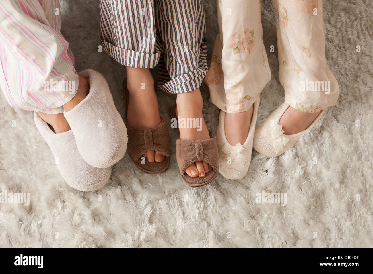 Nahaufnahme von drei Frauen in Pantoffeln Stockfoto