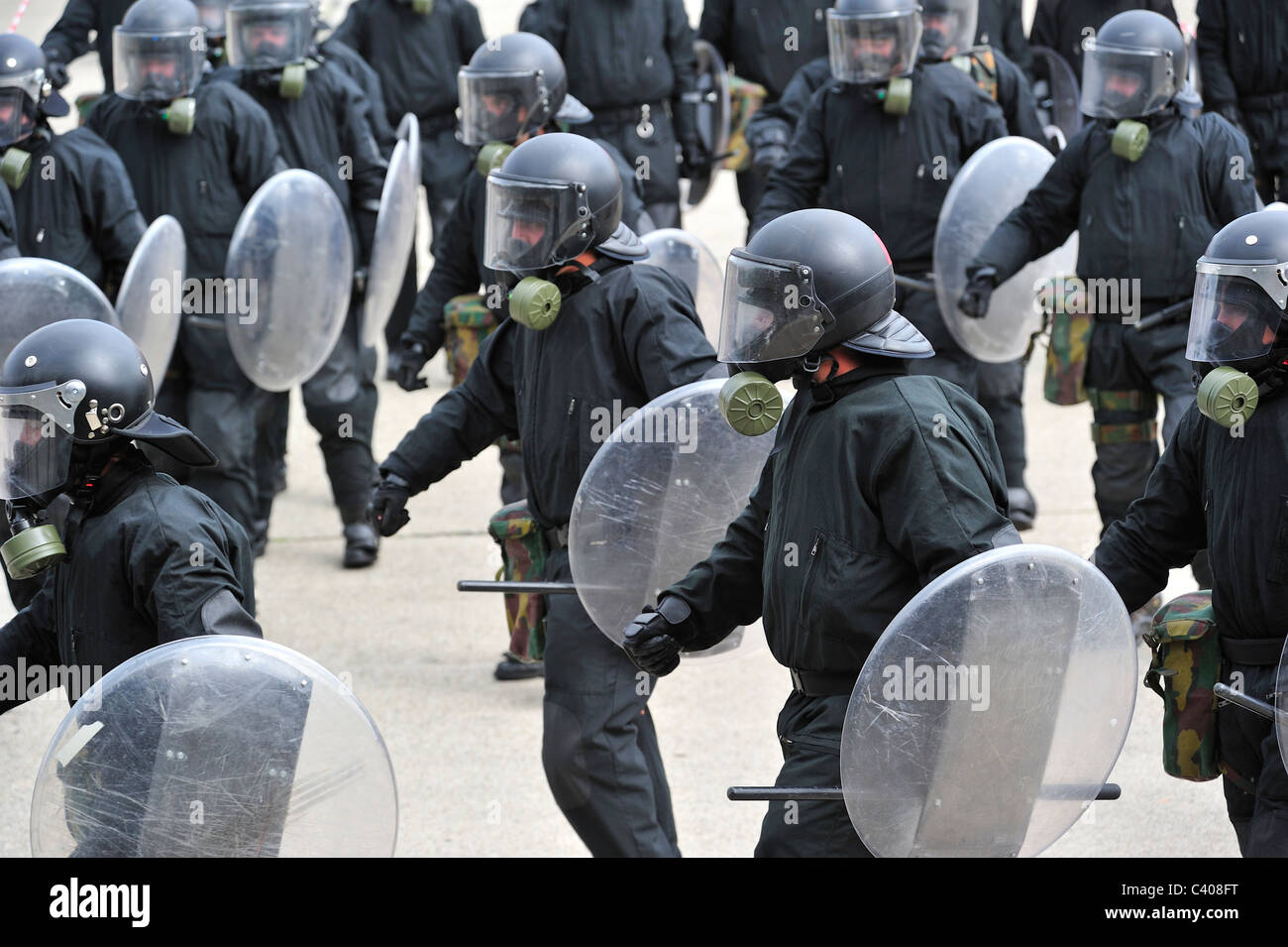 Riot Squad Polizisten bilden eine schützende Barriere bei Riot Shields während der Ausübung der belgischen Armee, Belgien Stockfoto