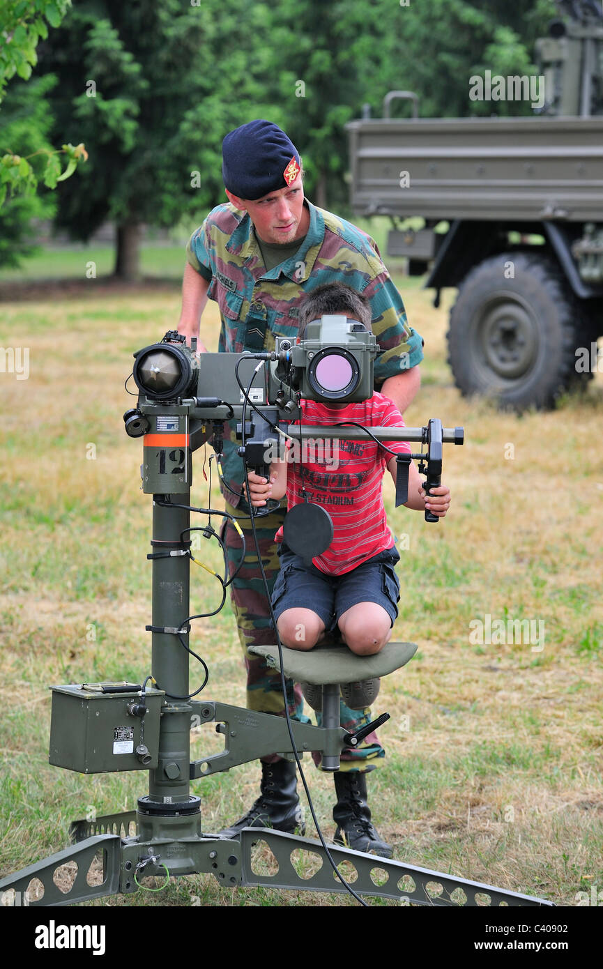 Soldat mit Mistral Air Defence Missile System Kind beim ...