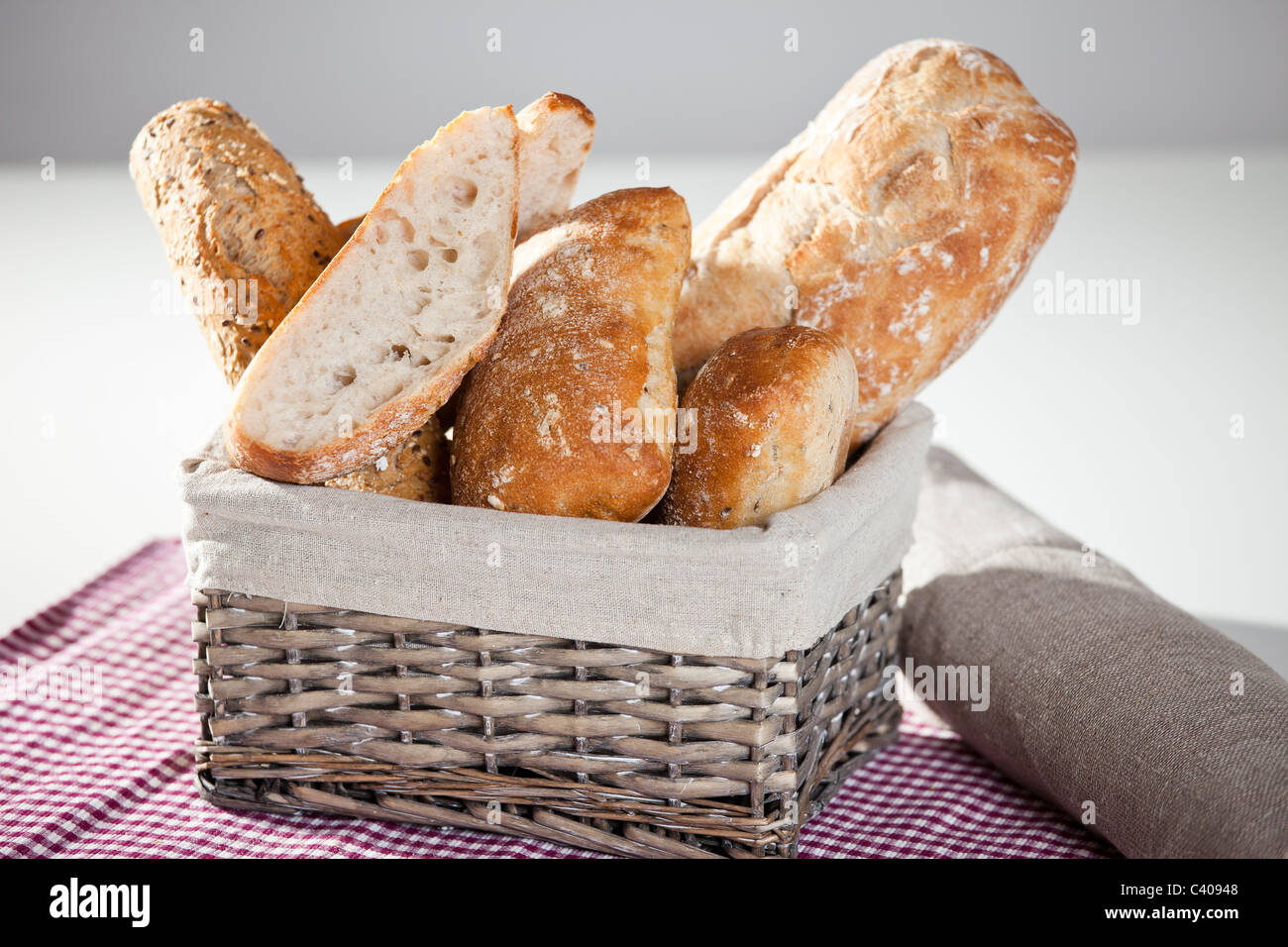 Freash Brot in einem Korb auf einem Tisch Stockfoto
