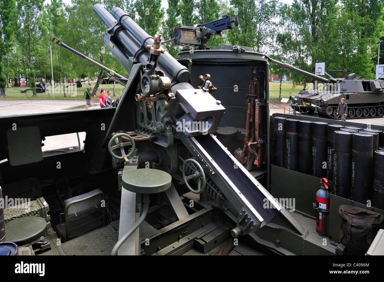 Zweiten Weltkrieg zwei 105mm Howitzer Motor Carriage M7 Kampfpanzer beim Tag der offenen Tür der belgischen Armee bei Leopoldsburg, Belgien Stockfoto