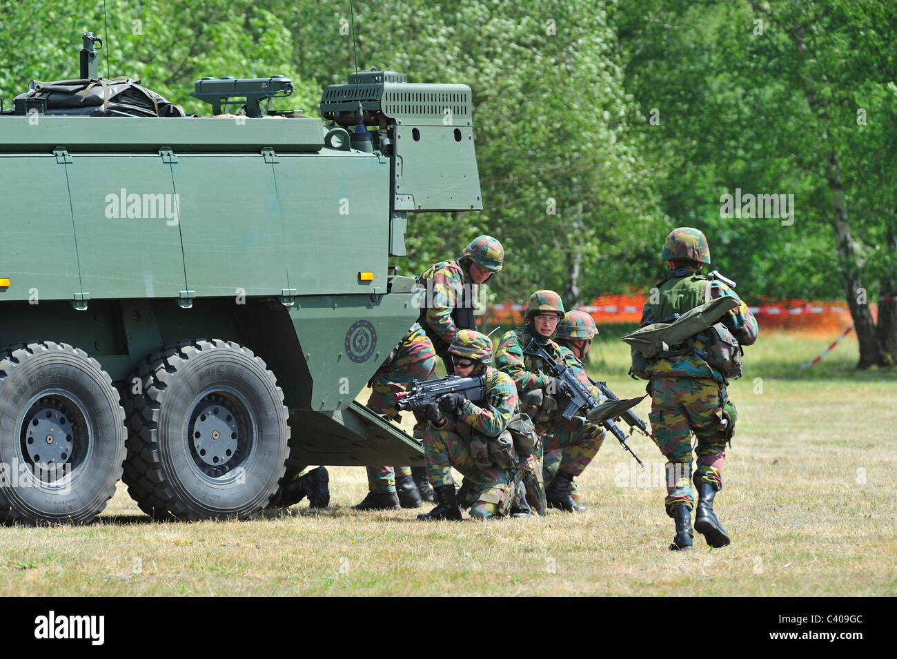 Belgische Infanterie Soldaten feuern in der Nähe von MOWAG Piranha IIIC gepanzerten Kampffahrzeug während des Trainings, Belgien Stockfoto