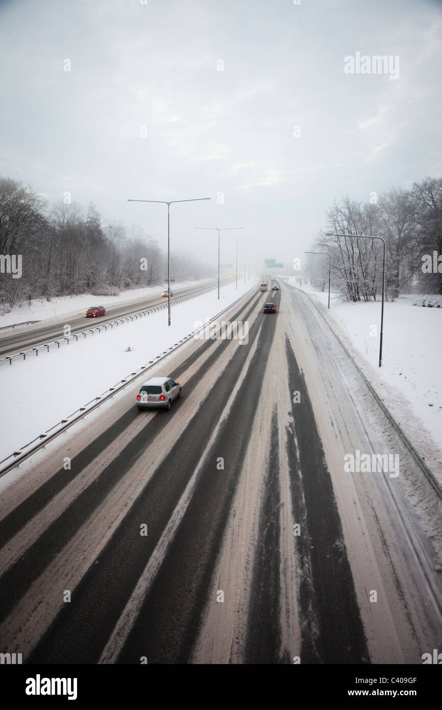 Verkehr auf einer verschneiten Autobahn im winter Stockfoto