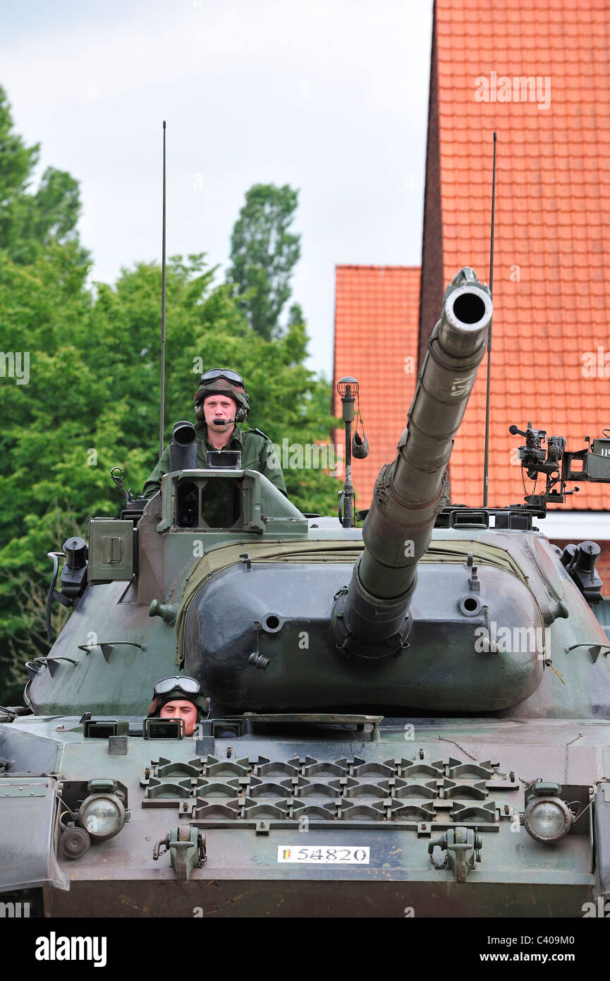 Fahrer und Kommandant im Turm des Kampfpanzers Leopard 1 der belgischen Armee, Belgien Stockfoto