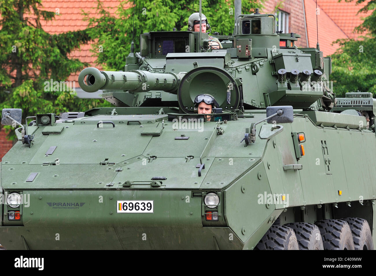 Fahrer und Kommandant im Turm des MOWAG Piranha IIIC gepanzerten Kampffahrzeug der belgischen Armee, Belgien Stockfoto