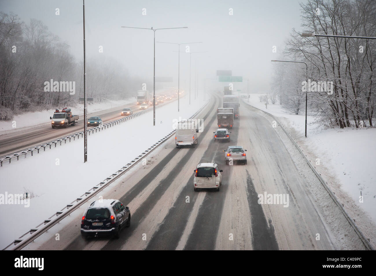 Verkehr auf einer verschneiten Autobahn im winter Stockfoto