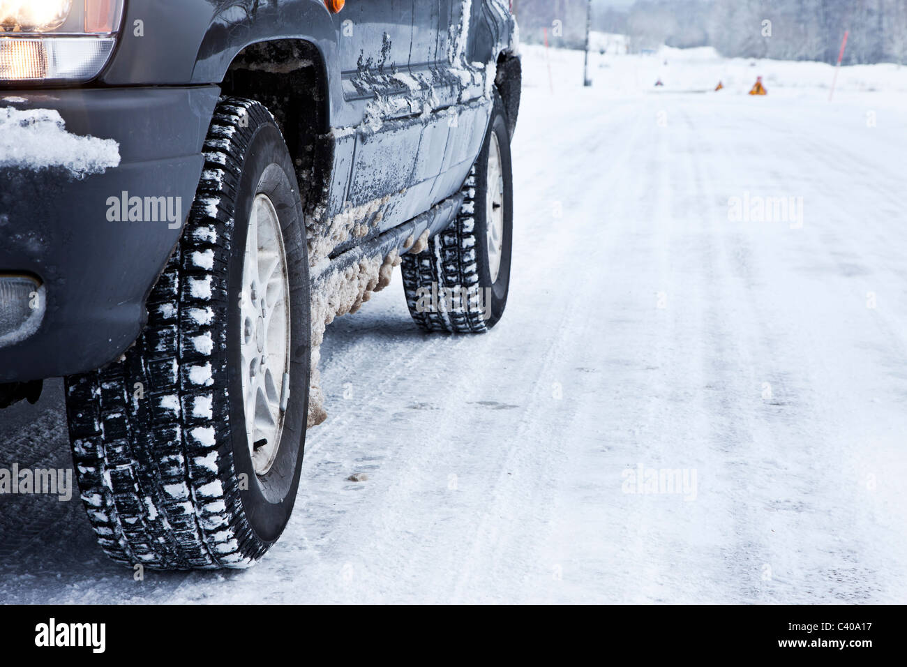 Nahaufnahme von einem Pkw-Reifen auf einer verschneiten Straße Stockfoto