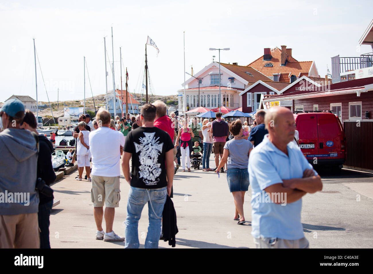 Smogen Brygga in Bohuslan, Schweden, Juli 14 2010. Menschen im Urlaub genießen die Umgebung in der Marina von Smogen. Stockfoto