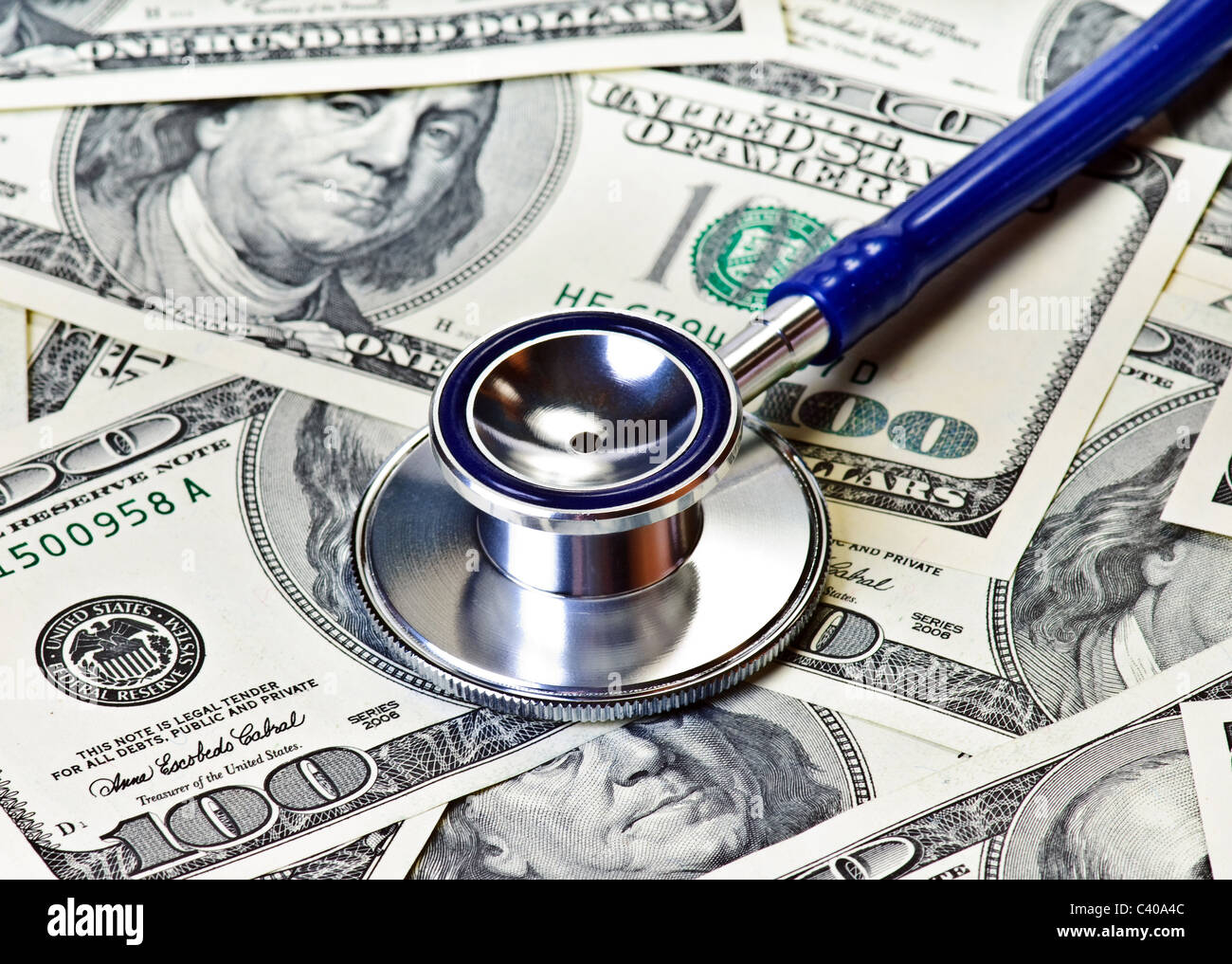 Stethoskop über Dollar amerikanischen Währung Gesundheitskonzept Stockfoto