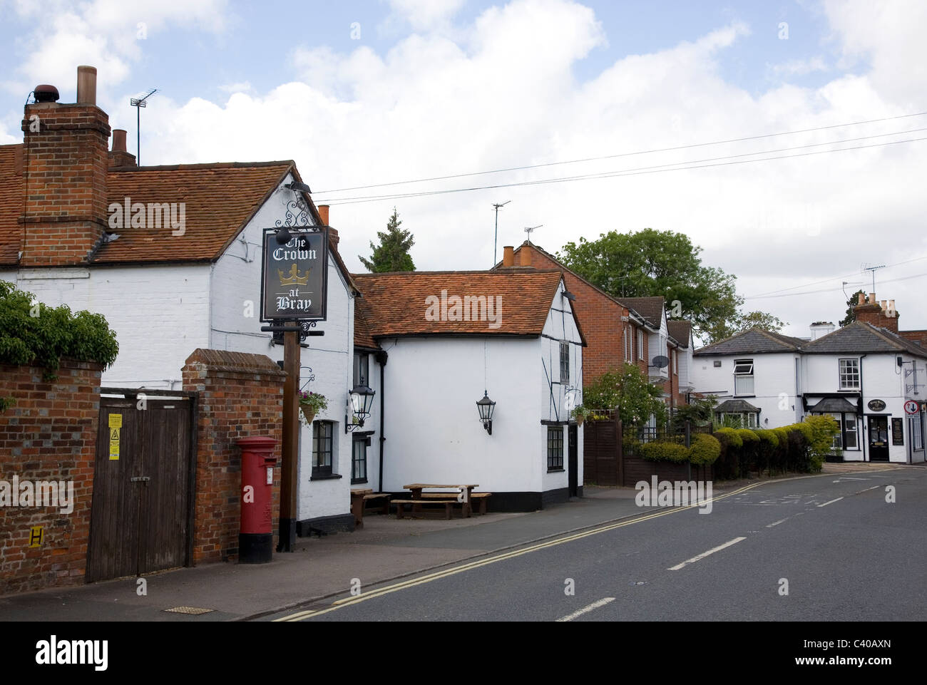 Die Krone Pub auf Brays High Street in Berks, Großbritannien Stockfoto