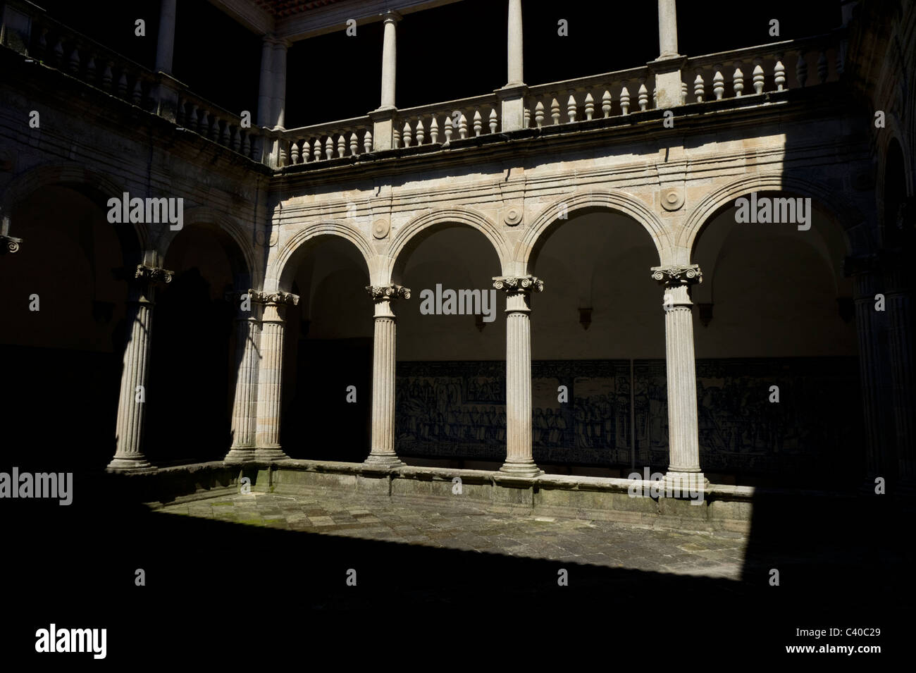 Kreuzgang mit ionischen Säulen im Kreuzgang der Kathedrale von Viseu in Viseu, Zentral-Portugal Stockfoto