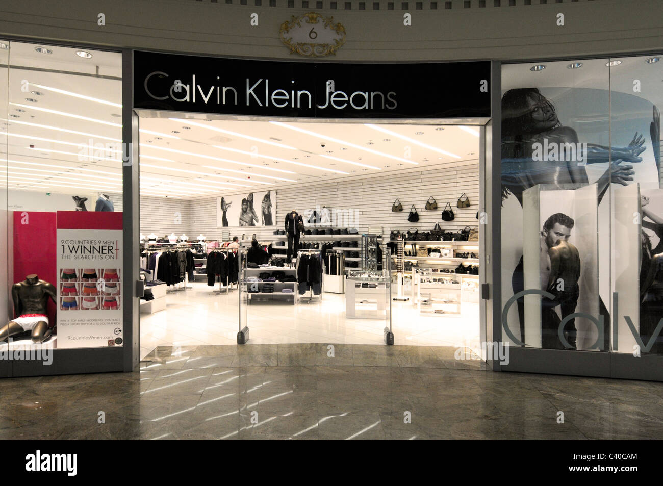 Calvin Klein Jeans Kleider Kleidung Frau Womans Mädchen weibliche Damen  Schneider Anzug Herren Mens Ware Mann Männer männlich im freien  Stockfotografie - Alamy