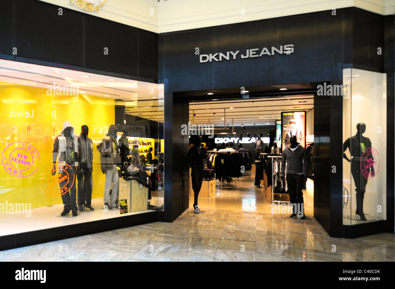d k n y Dkny Jeans Kleider Kleidung Frau Womans Mädchen weibliche Damen Schneider Anzug Herren Mens Ware Mann Männer männlich im freien Stockfoto