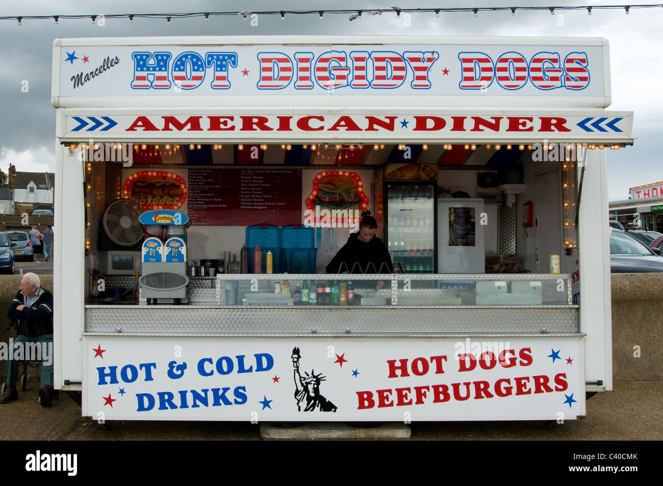 American Diner heiß Kaltgetränke Hunde Beefburger Digidy Fast-Food am Meer Stockfoto